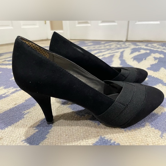 Bandolino Classic Black Suede Heels - Picture 2 of 7